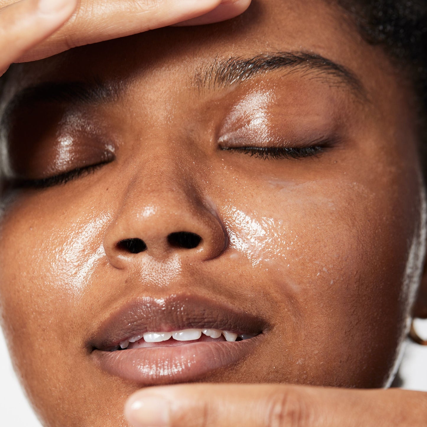 holy-hydration-makeup-melting-cleansing-balm-d6 040822_Model_HH-Cleansingbalm_044_RT2-V1_IGF_6a40ae53-ccc2-4a83-9d08-7c99f2dc2b4b.jpg