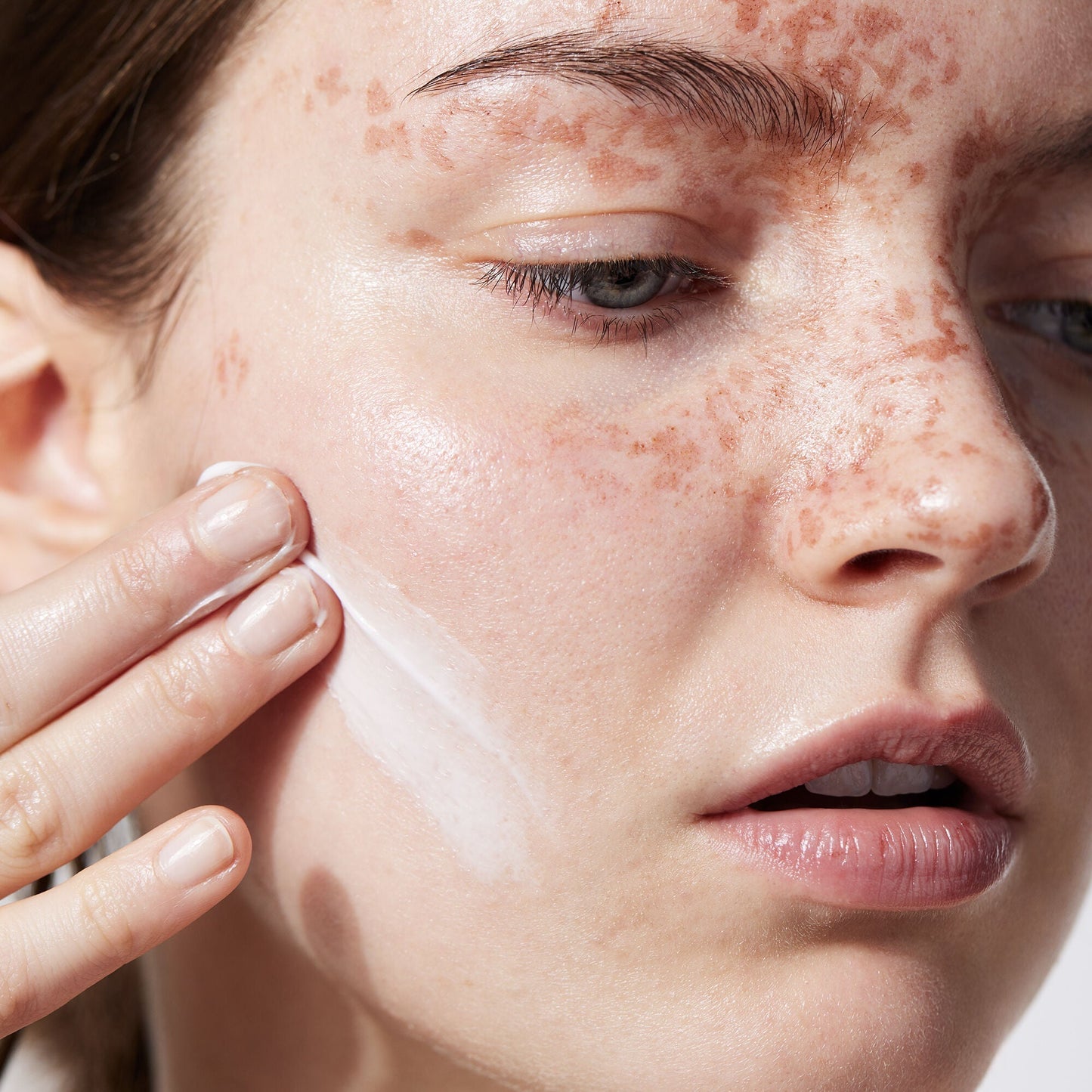 holy-hydration-face-cream-y0 040822_Model_HH-FaceCream_091_RT2-V1_IGF_38740f4c-997d-4161-a3bd-3457855e993f.jpg