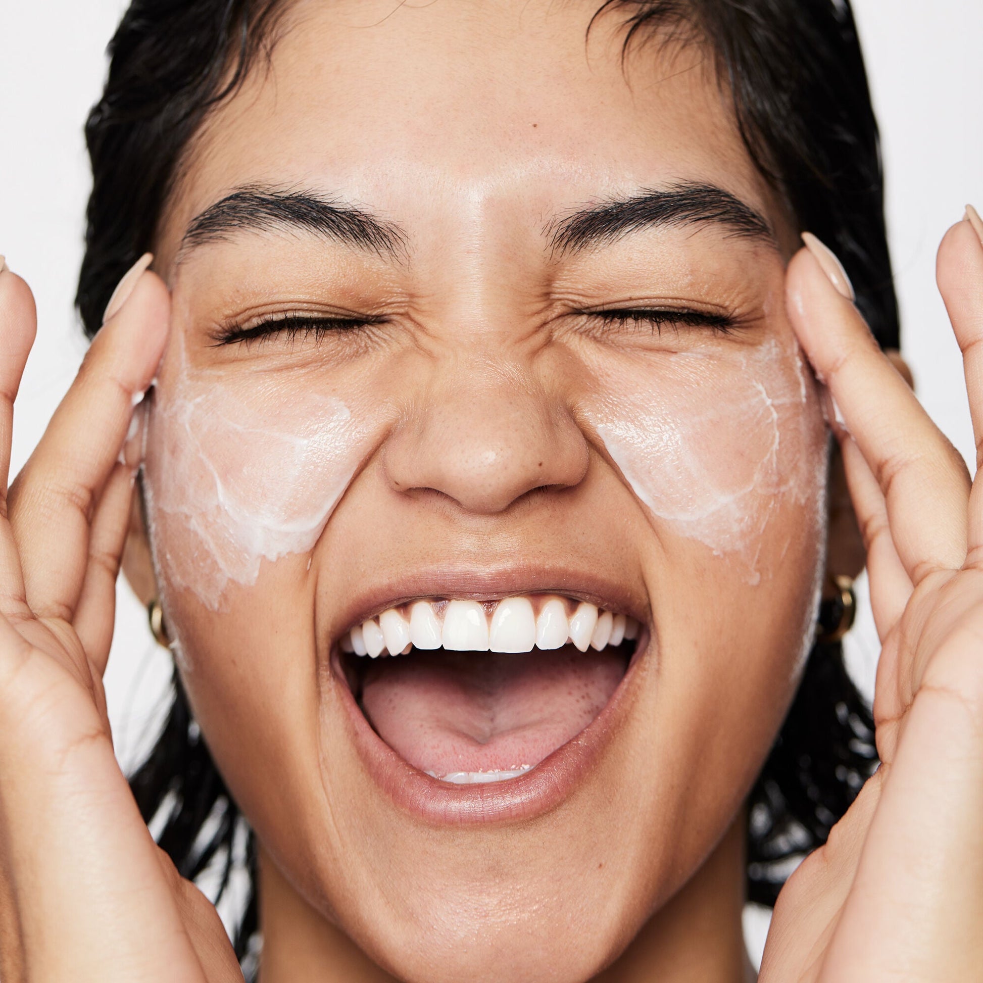 pure-skin-moisturizer-p2 040822_Model_Pure-Moisturizer_200_RT2-V1_RGB040822_Model_Pure-Moisturizer_200_RT2-V1_V1_IGF.jpg