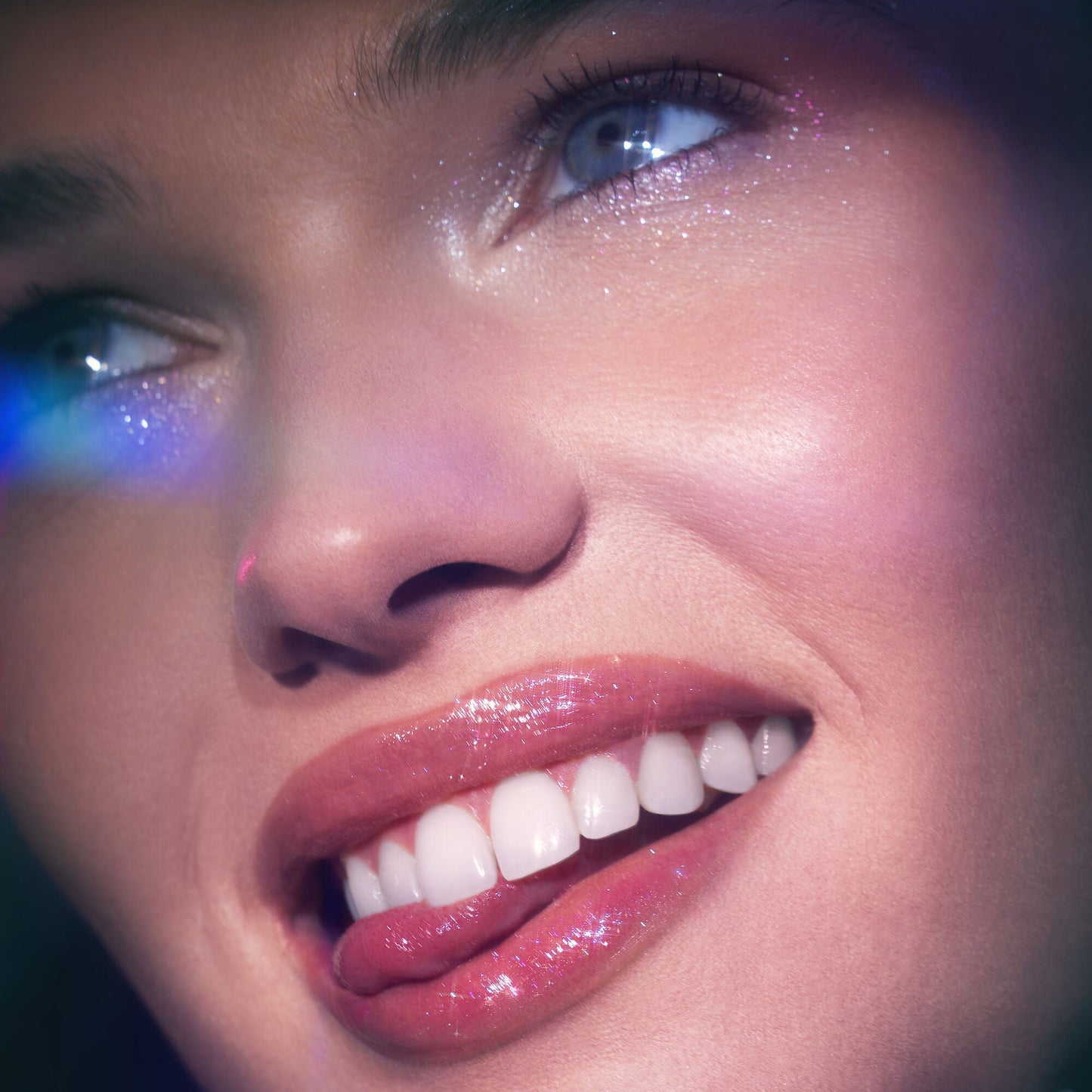 glow-reviver-lip-oil-glimmer-b7 053124_Lily_LipOil_OFace_FineAsFleck_0315_v4_RGB_IGF.jpg