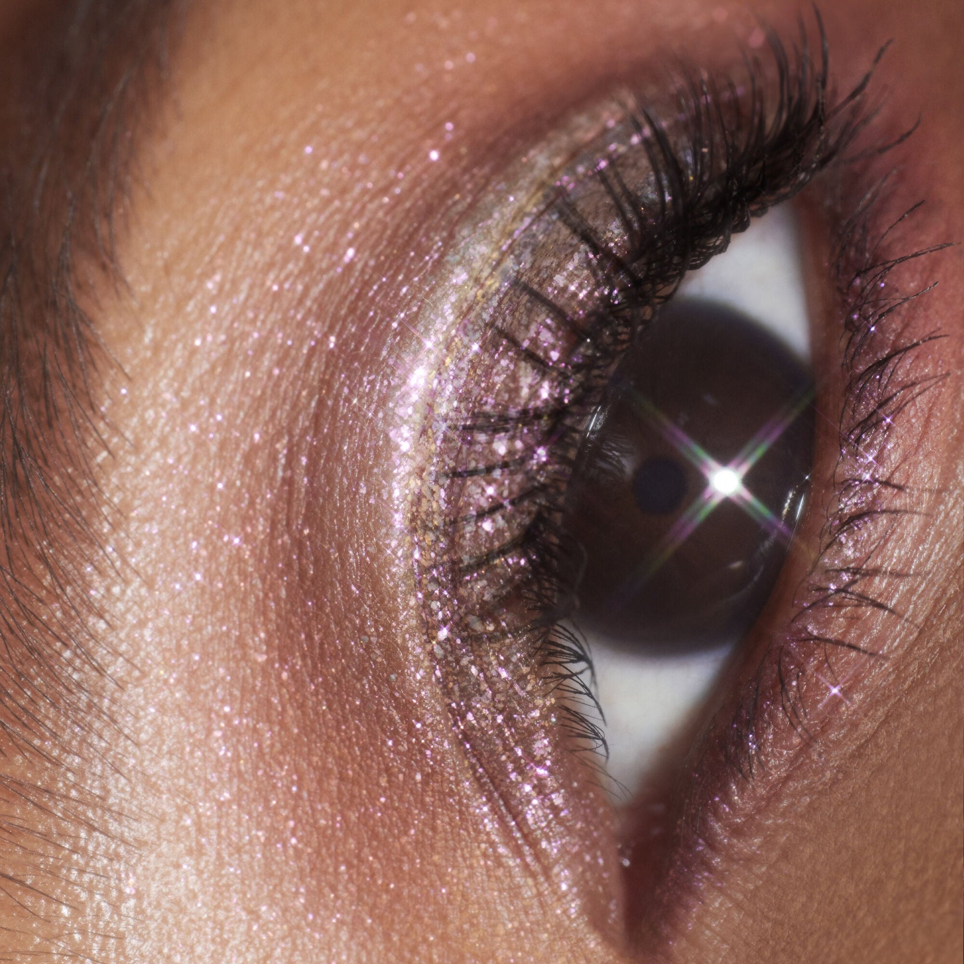 duochrome-liquid-eyeshadow-k7 061223_Chi_SparkPink_0023_FINAL_RGB_IGF.jpg
