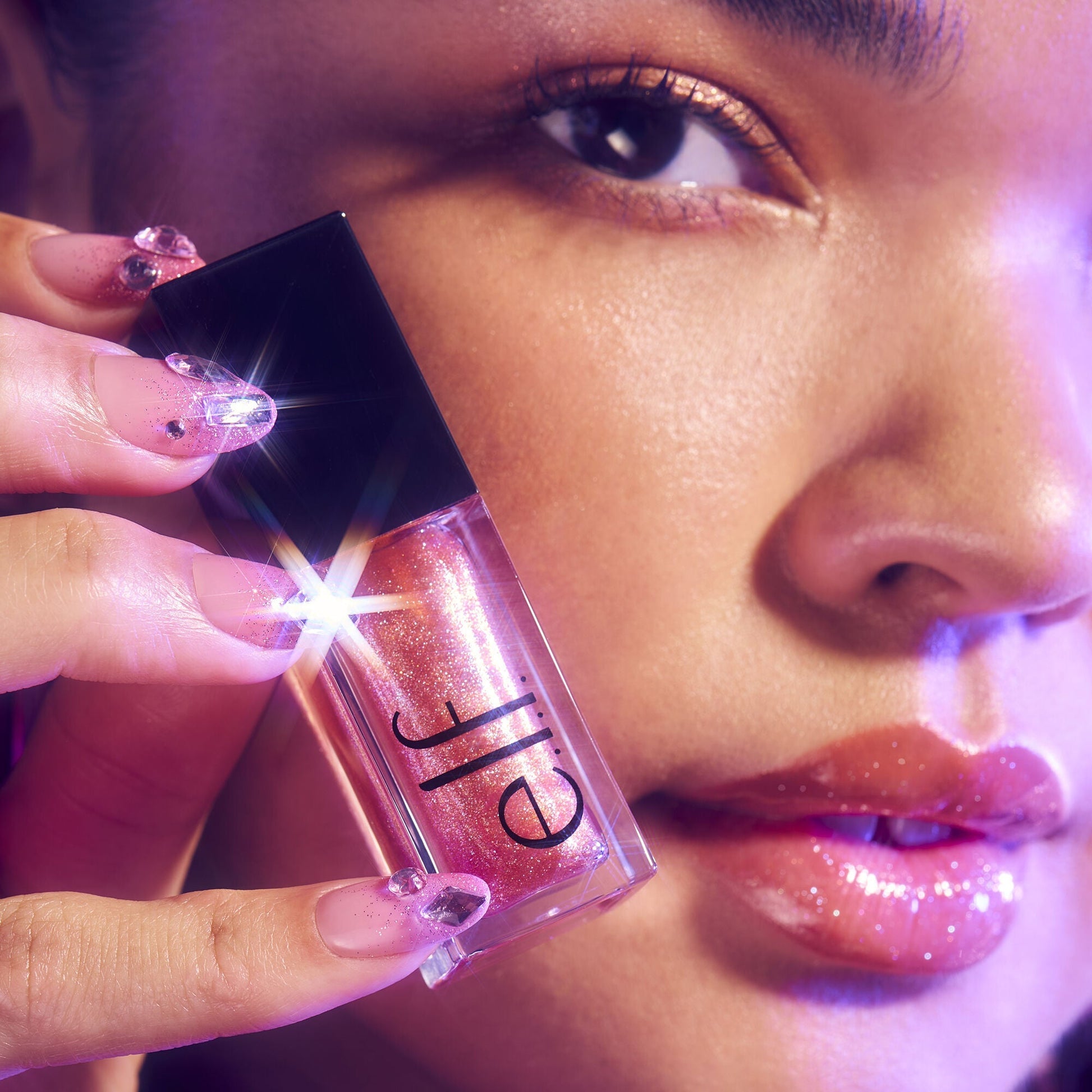 glow-reviver-plumping-lip-oil-y1 072225_Breanna_LipPlump_0391_2000x2000_0613e084-a418-44f9-b40d-c461b7a4b6db.jpg
