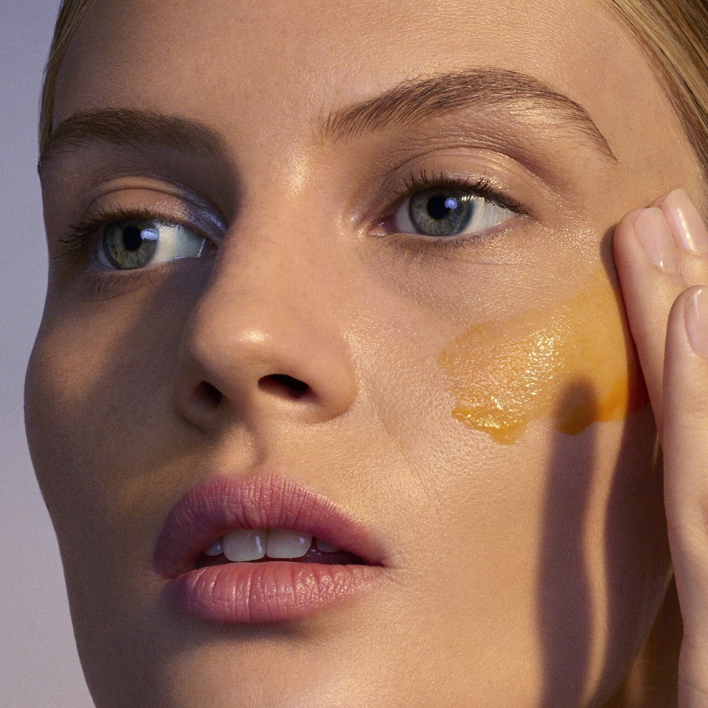 youth-boosting-advanced-night-retinoid-serum-u4 080222_Florence_ANR_0403_IGF_V2.jpg