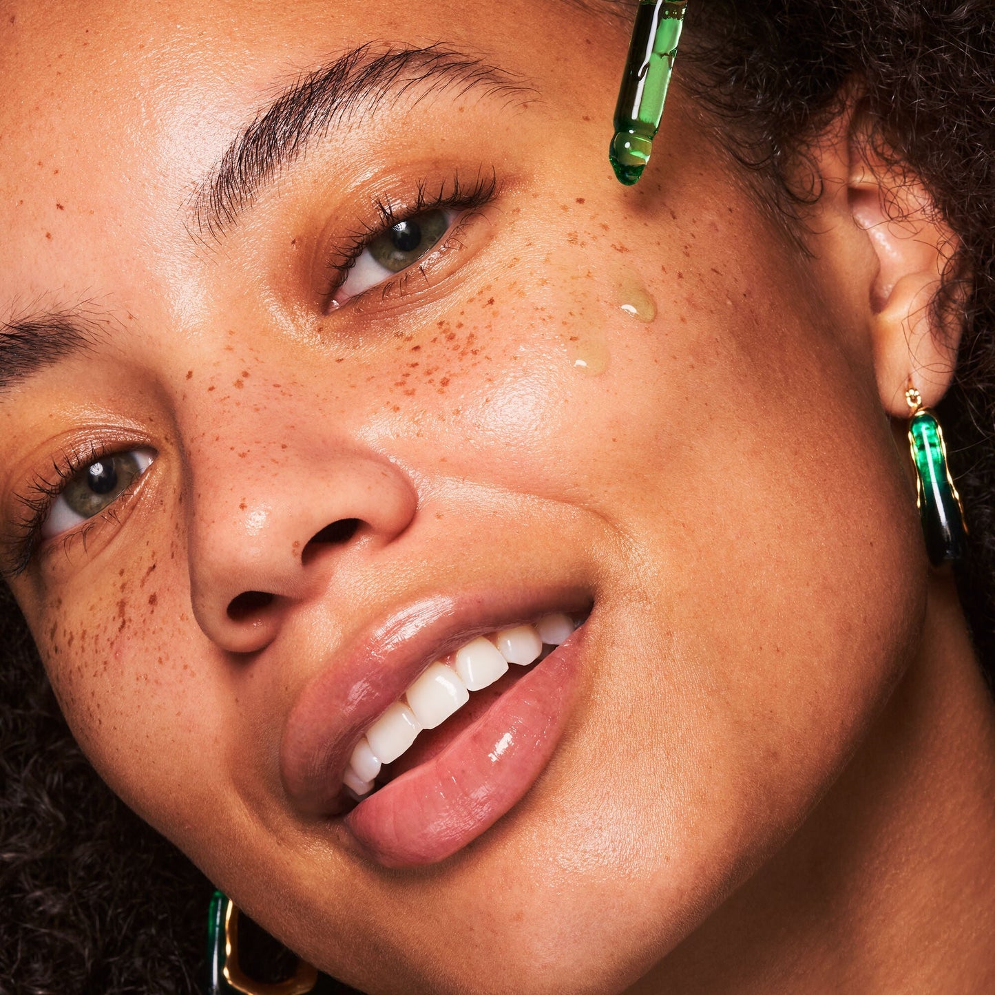 plz-clarify-facial-oil-a4 100924_SKIN_Drew_PlzC_App_005_v1_RGB_IGF.jpg