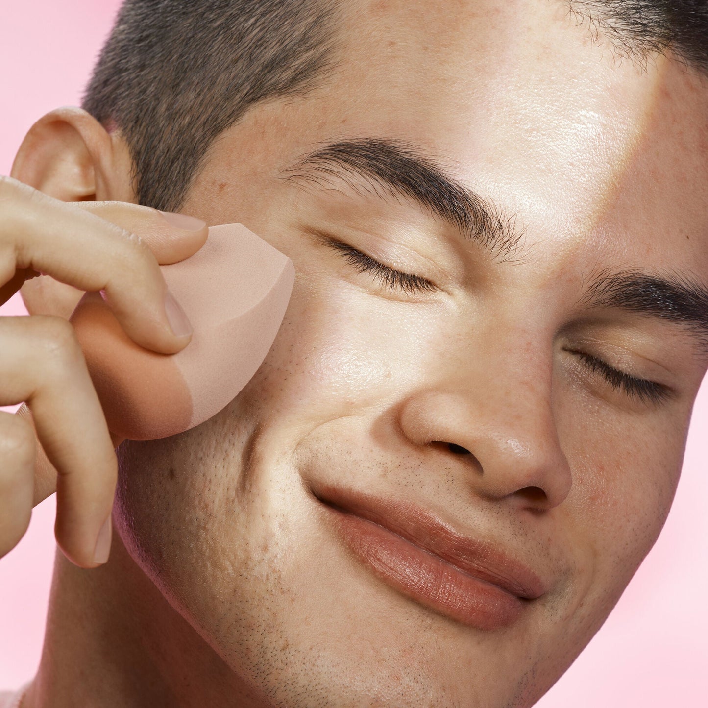 halo-glow-angled-silicone-face-sponge-z6 102124_HGST_Alfredo_Application_0134_v2_RGB_IGF.jpg