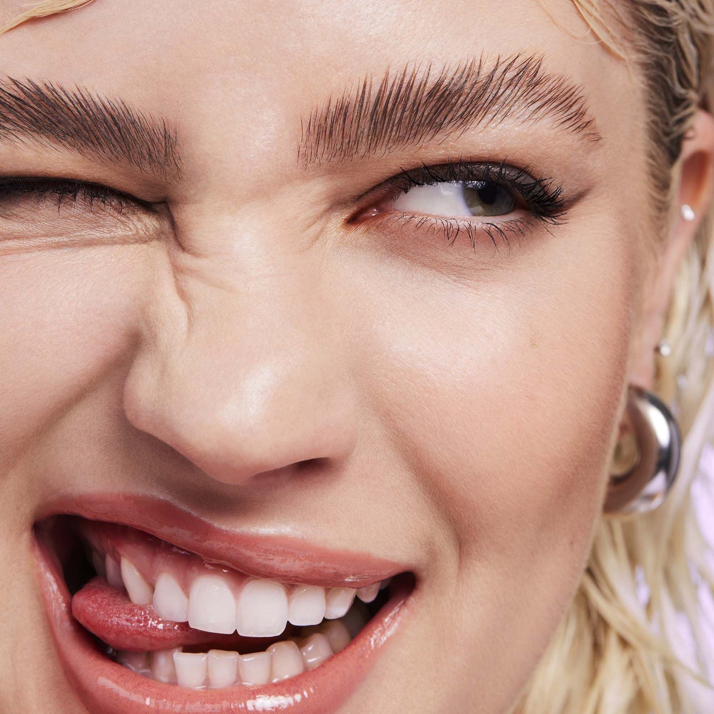 brow-laminating-gel-a8 110923_Genevieve_BrowGel_App-Vibe_6982_RGB_IGF.jpg