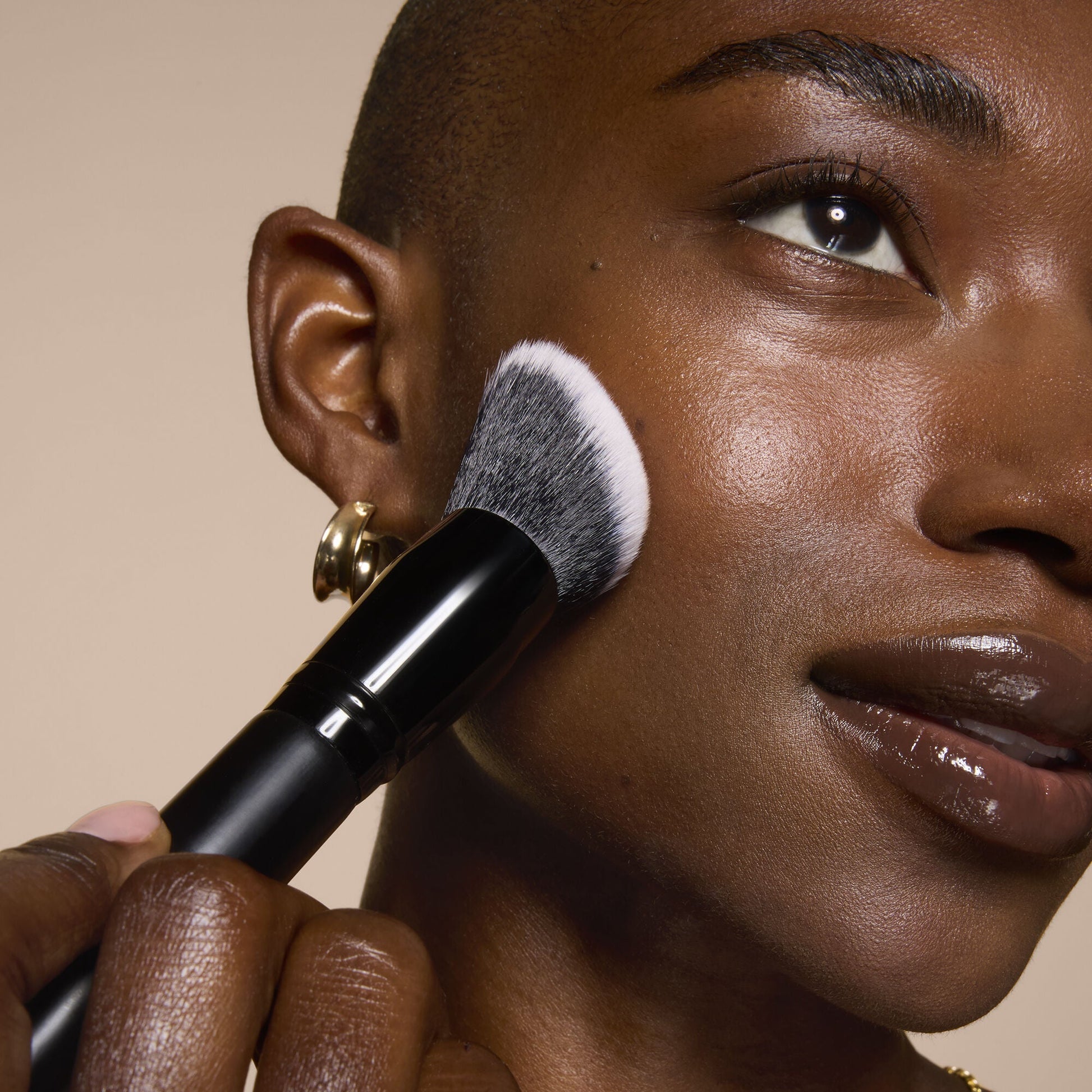 smooth-swipe-foundation-brush-k3 81456_MOM_SMOOTH_SWIPE_FOUNDATION_BRUSH_TOOL_SHOT_IYANNA_0169_V4.jpg