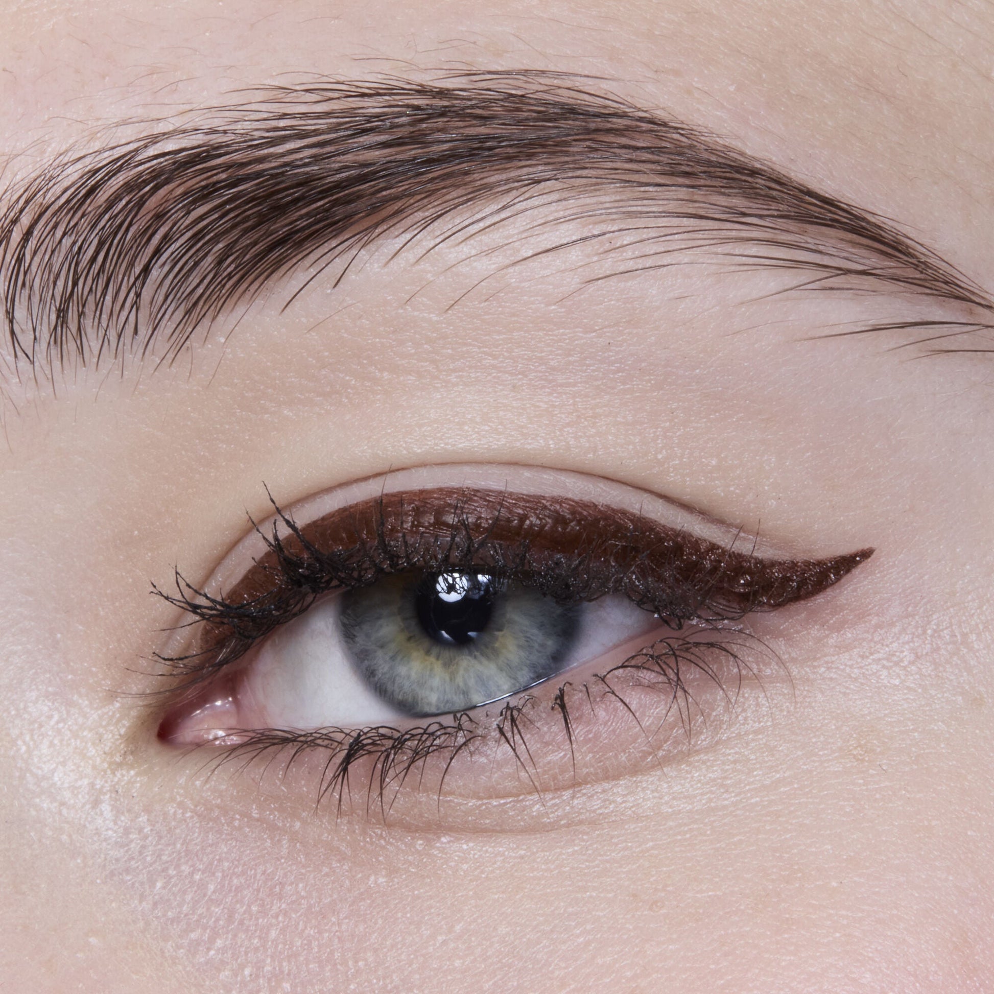 h2o-proof-eyeliner-pen-g0 81606_H20_PROOF_EYELINER_20PEN_CHESTNUT_MOM_BROWN_JORDAN_0029_v3.jpg