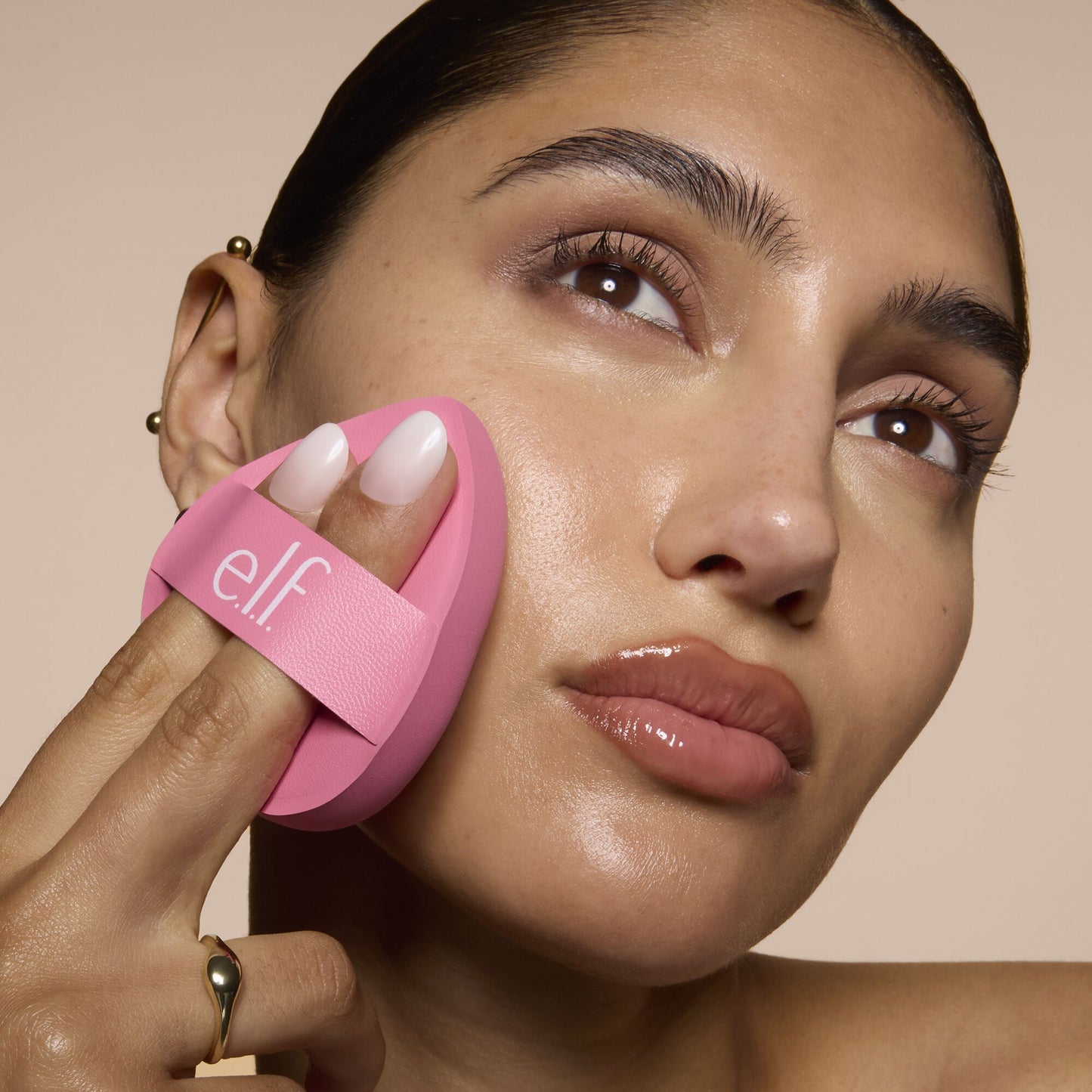 pillow-puff-foundation-sponge-k2 81838_MOM_PILLOW_PUFF_FOUNDATION_SPONGE_TOOL_SHOT_SONALI_0126_V2.jpg