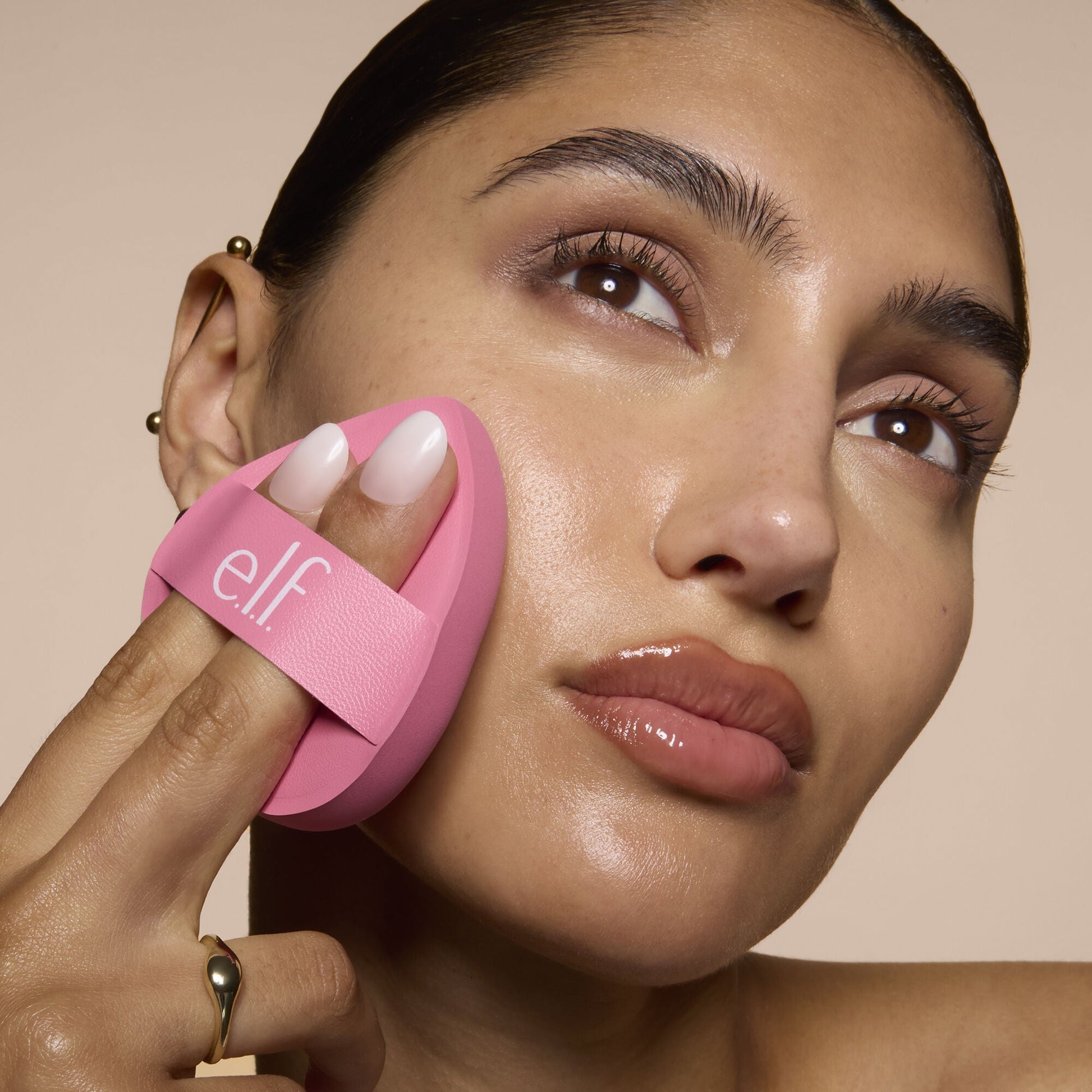 pillow-puff-foundation-sponge-k2 81838_MOM_PILLOW_PUFF_FOUNDATION_SPONGE_TOOL_SHOT_SONALI_0126_V2.jpg