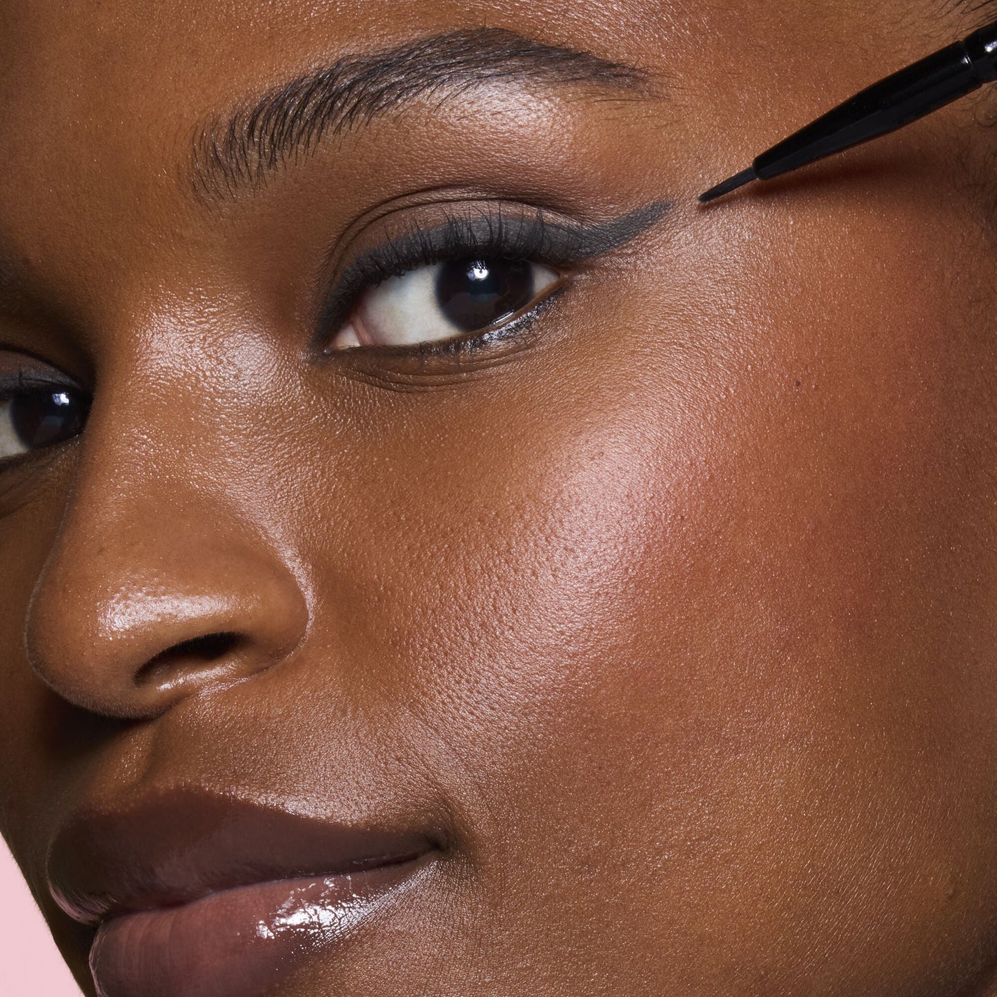 ultra-fine-eyeliner-brush-u8 81915_ULTRA_FINE_EYELINER_BRUSH_TOOL_SHOT_MOM_TSHECA_0120_v2.jpg