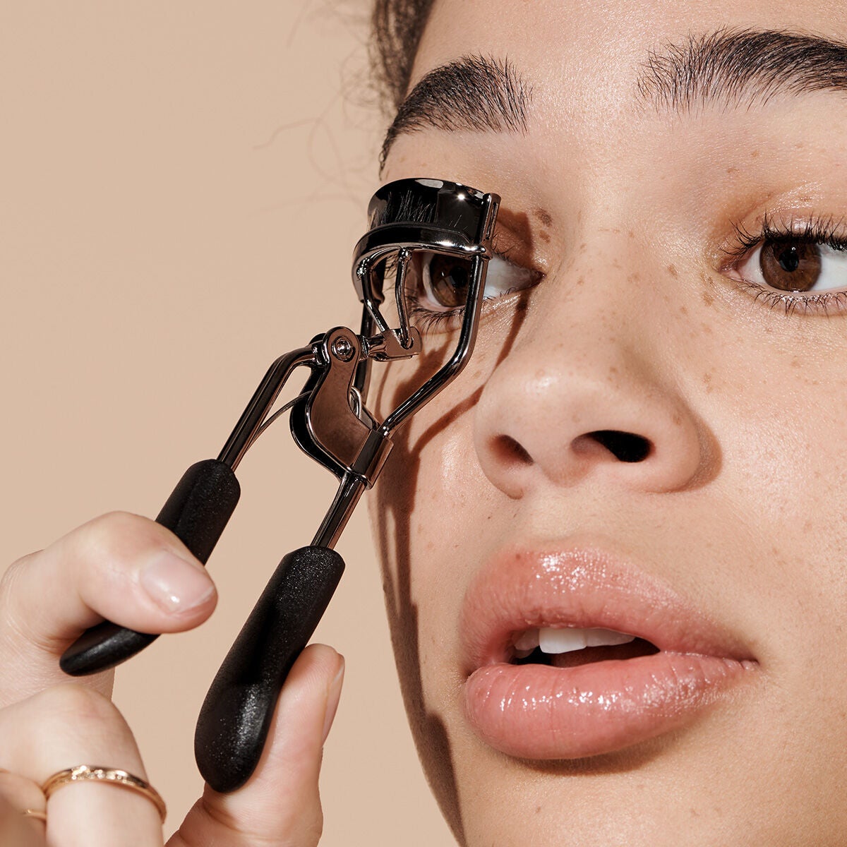 pro-eyelash-curler-v0 84067_ProEyelashCurler_Model.jpg