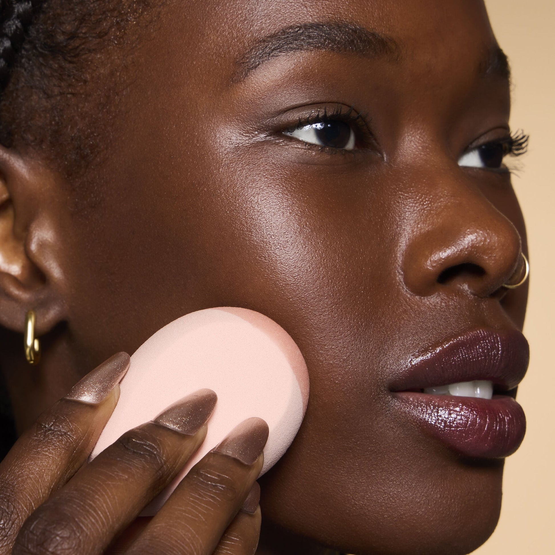 halo-glow-angled-silicone-face-sponge-z6 84235_HALO_GLOW_ANGLED_SILICONE_FACE_SPONGE_BILLIE_0078_V3.jpg