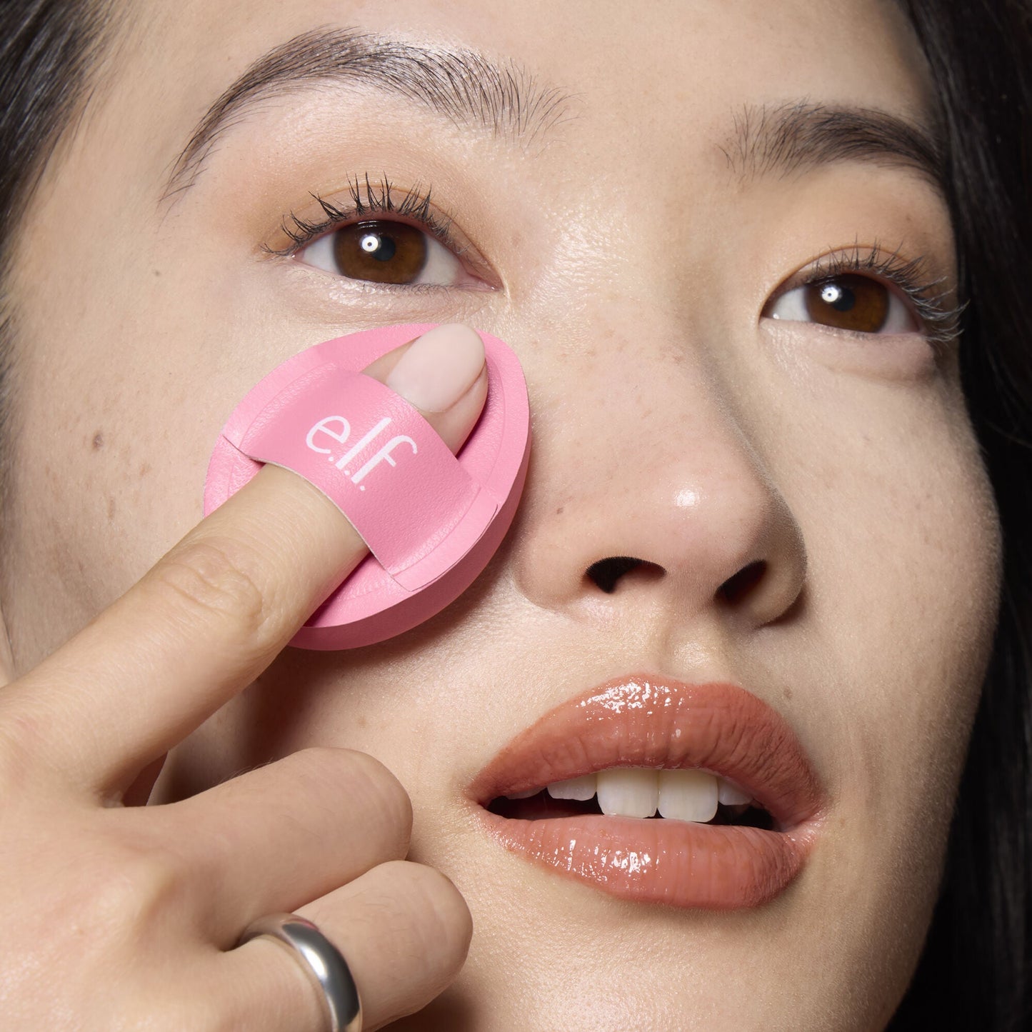 pillow-puff-concealer-sponge-a6 85120_MOM_PILLOW_PUFF_CONCEALER_SPONGE_TOOL_SHOT_SAKURA_V1_0095_V3.jpg